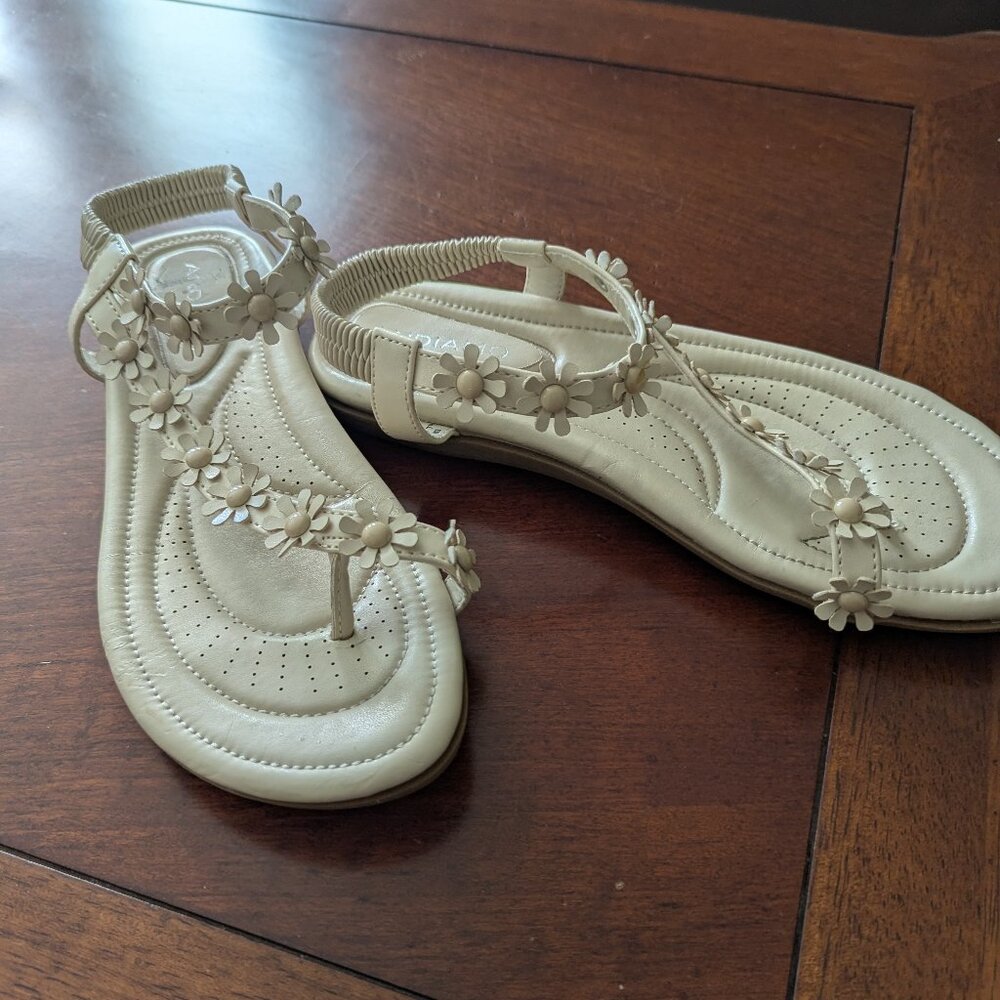Adiamo Flower Thong Sandals - light Beige - Size 8M